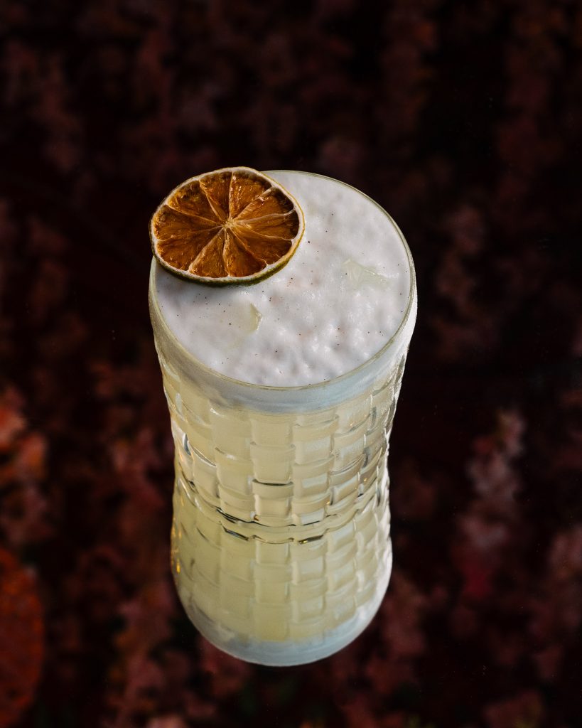 Amalfi Sour Cocktail mit gedörrter Limette als Dekoration