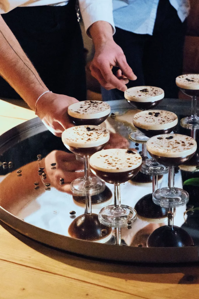 Auf dem Foto sind mehrere Espresso Martinis zu sehen. Diese wurden in einem Cocktail Kurs zubereitet.